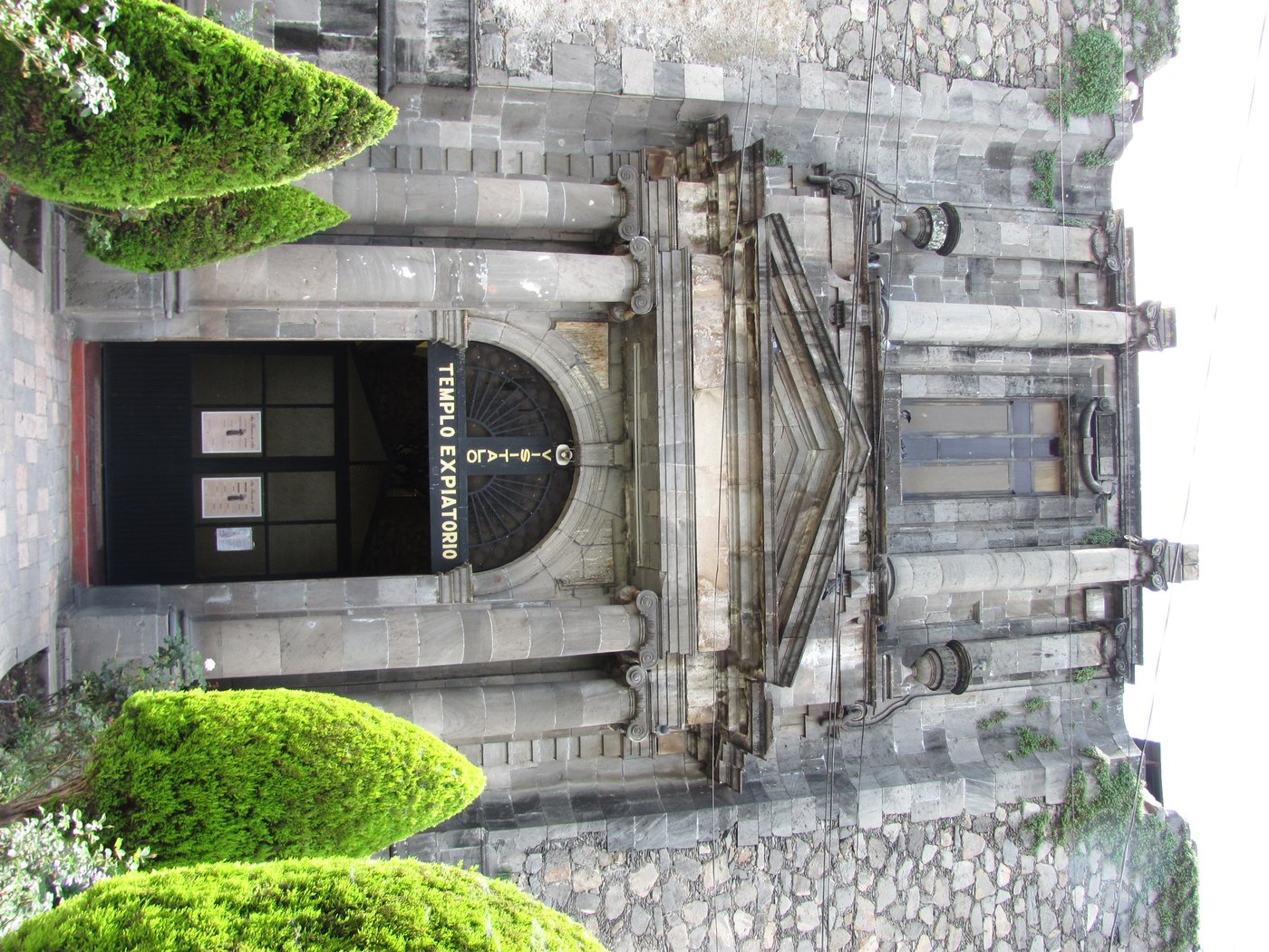 Templo Expiatorio de Acámbaro, cantera rosa y atrio, a color