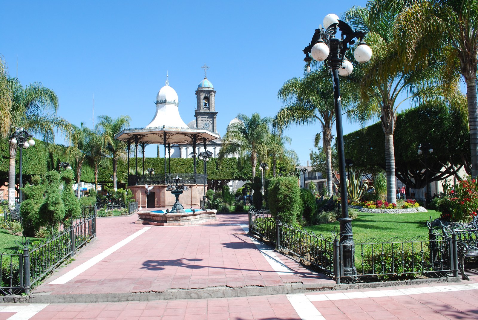 Parroquia de Acámbaro, Guanajuato, portada de cantera y atrio, a color, municipio que cumple 500 años