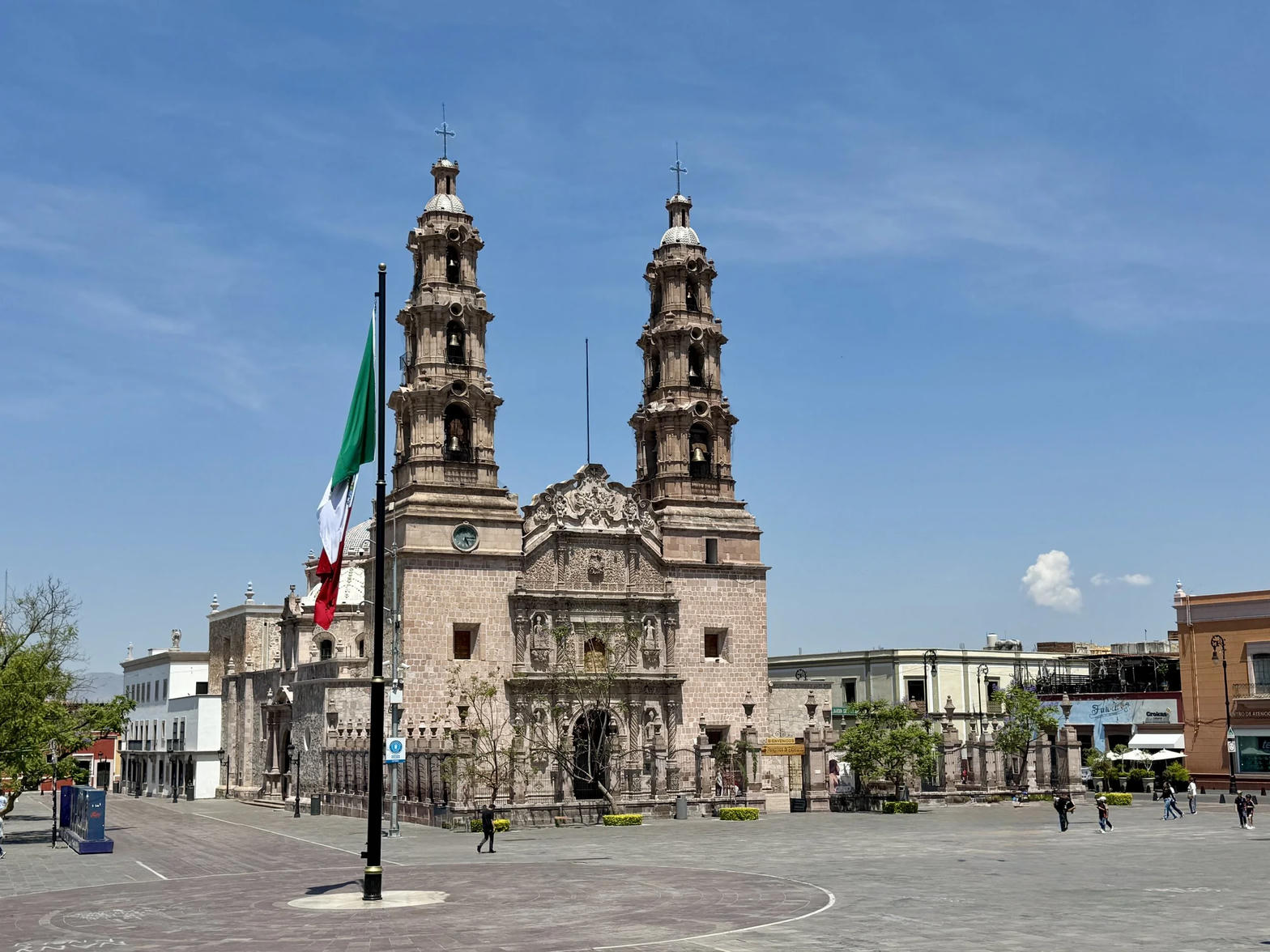 Catedral de Aguascalientes y plaza, bandera izada, cielo despejado