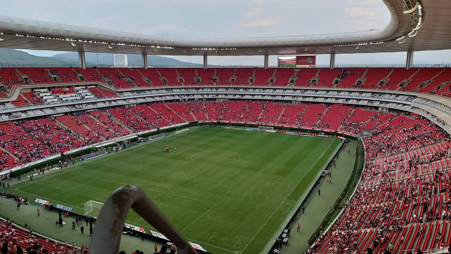 Estadio Akron, cancha y gradas rojas de Chivas