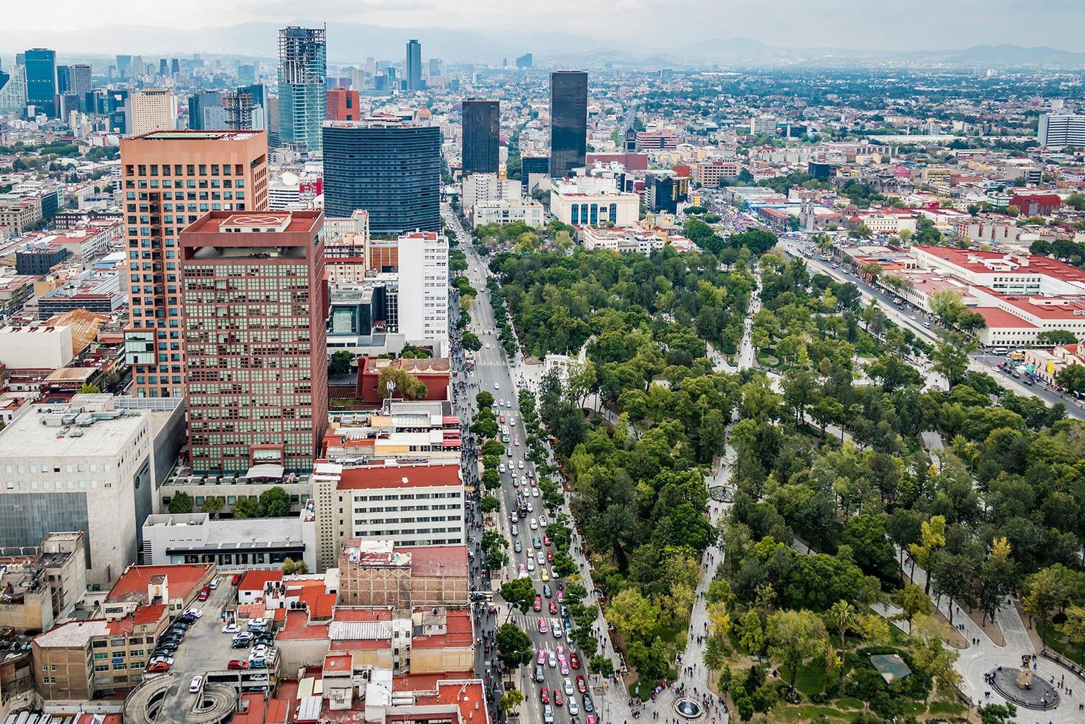 Alameda Central desde el aire, arboleda y avenidas del Centro, sede de los pabellones, a color