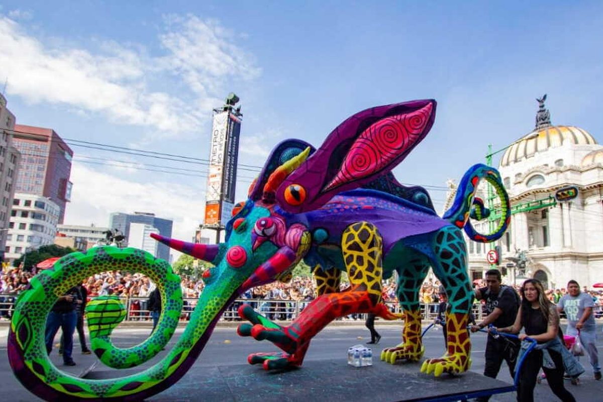 Un alebrije monumental del desfile en Reforma.