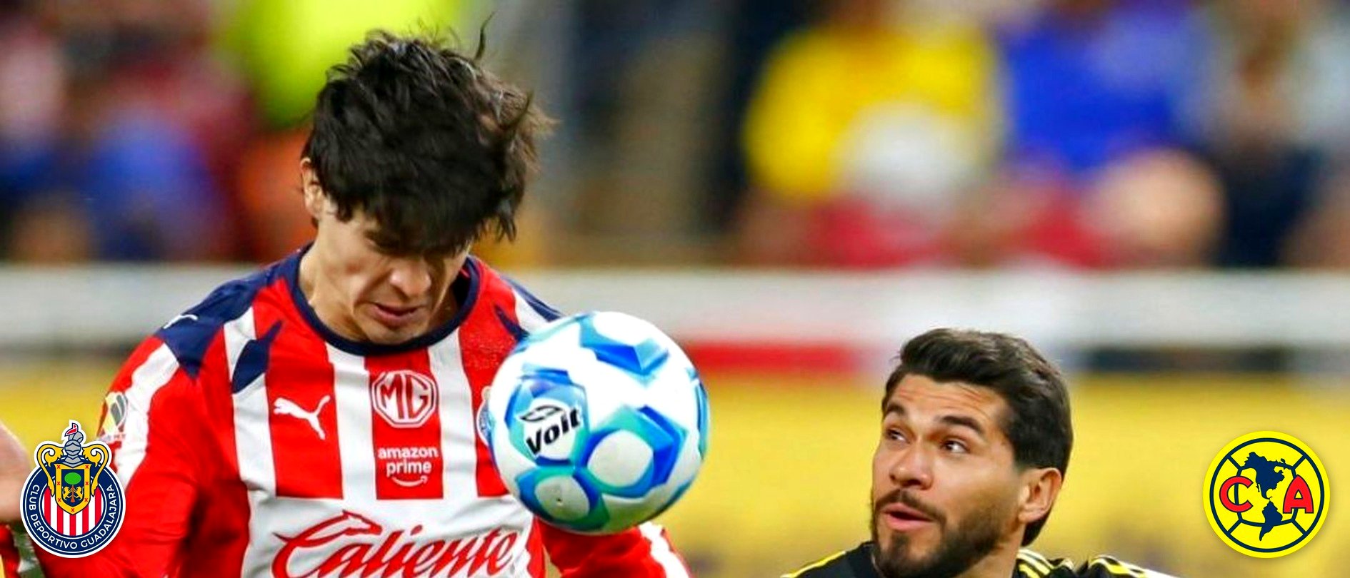 Jugadores de Chivas y del América disputan el balón; escudos oficiales de ambos clubes al pie, a color
