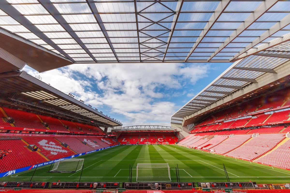 Anfield, gradas rojas y césped a color, sin figura recortable