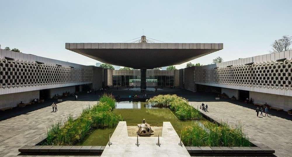 El patio central del Museo Nacional de Antropología, con el paraguas de concreto y el espejo de agua