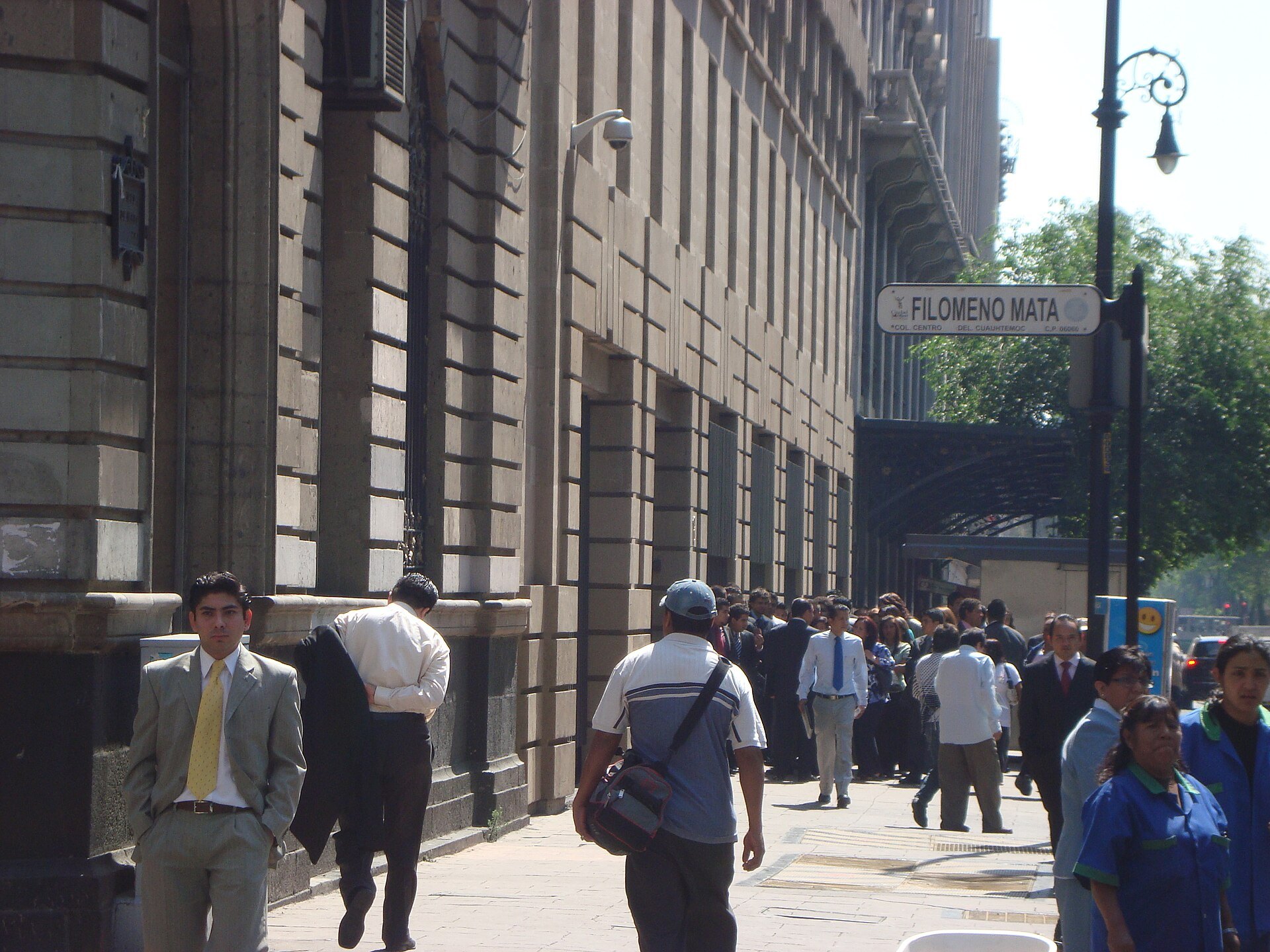Peatones y comercio en la avenida 5 de Mayo, el Banco de México a la izquierda, a color