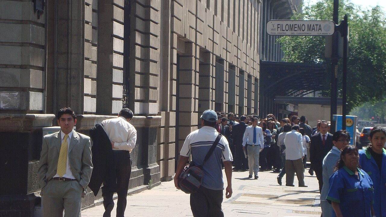 Personas caminan por Filomeno Mata, junto al edificio del Banco de México