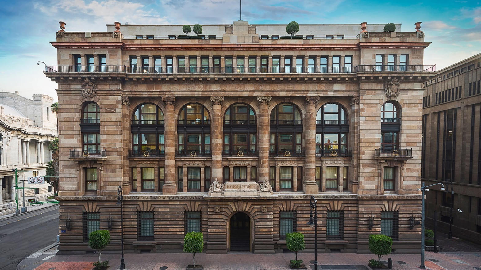 Sede del Banco de México en el Centro Histórico, fachada a color