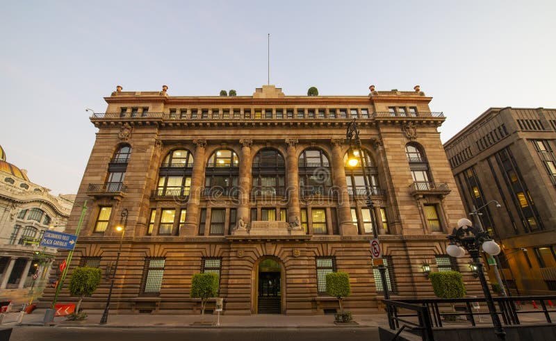 Sede del Banco de México en el Centro Histórico, bandera a color