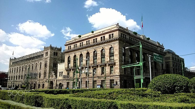 Sede del Banco de México en el Centro Histórico, bandera a color