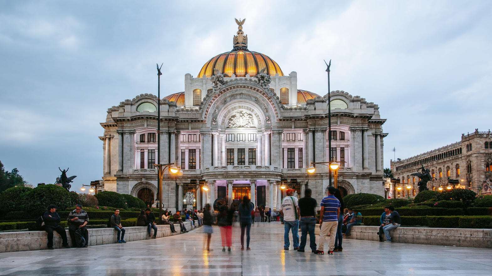 El Ballet Folklórico de México de Amalia Hernández actúa con la Orquesta Sinfónica Nacional.