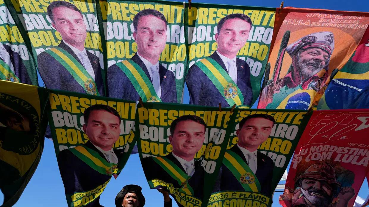 Luiz Inácio Lula da Silva y Flávio Bolsonaro, candidatos en la primera vuelta de Brasil.