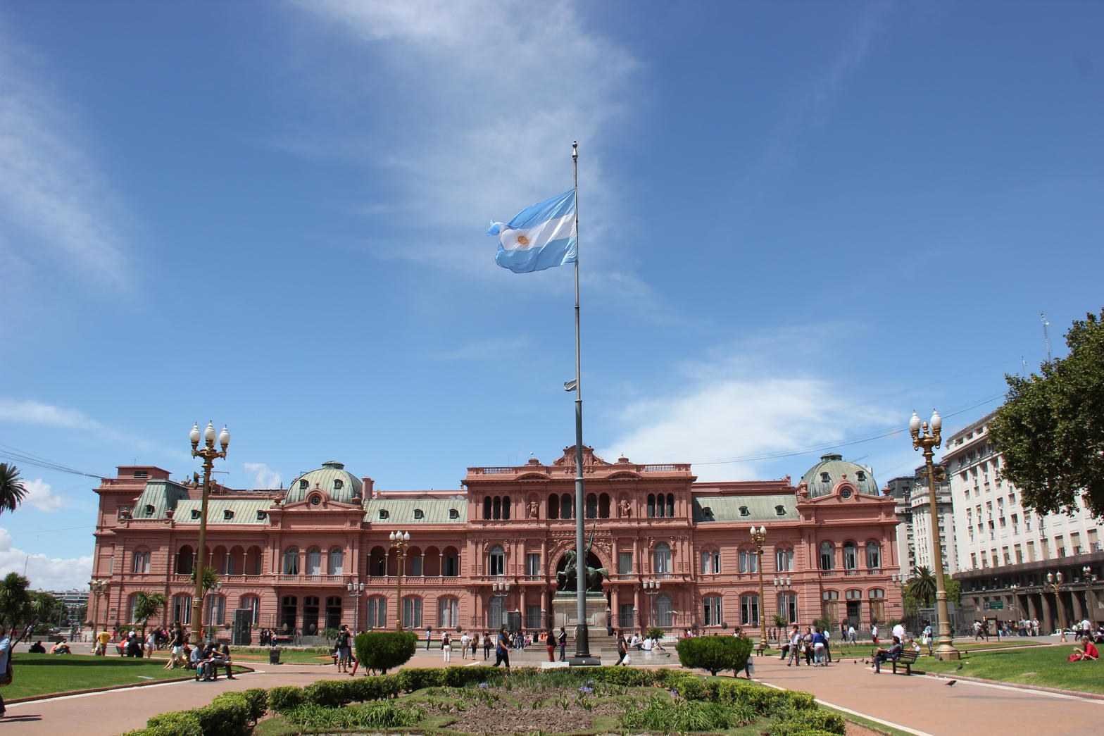 Casa Rosada y bandera argentina en Plaza de Mayo, Buenos Aires