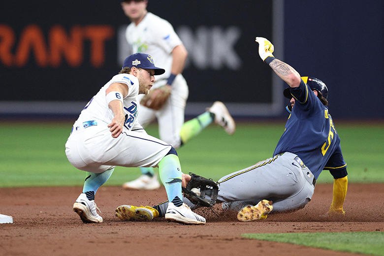 Jackson Chourio, de los Cerveceros, en el juego 3.