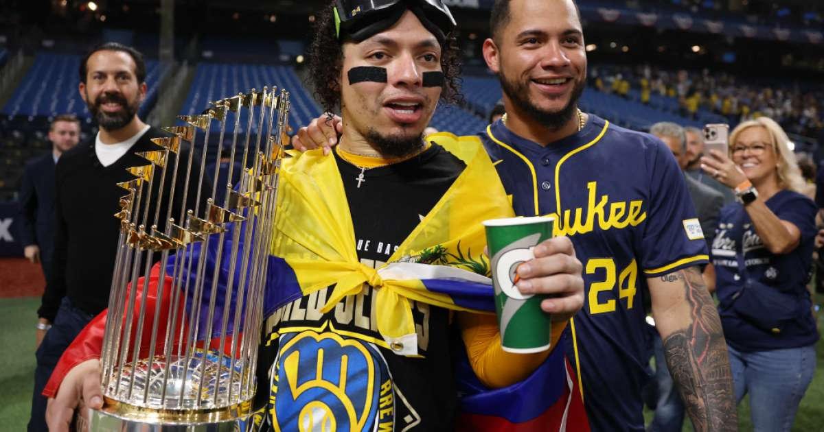 William Contreras, de los Cerveceros, sostiene el trofeo de la Serie Mundial.