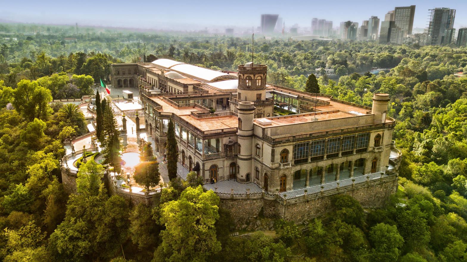 El Castillo de Chapultepec, sede del Museo Nacional de Historia, sobre el bosque