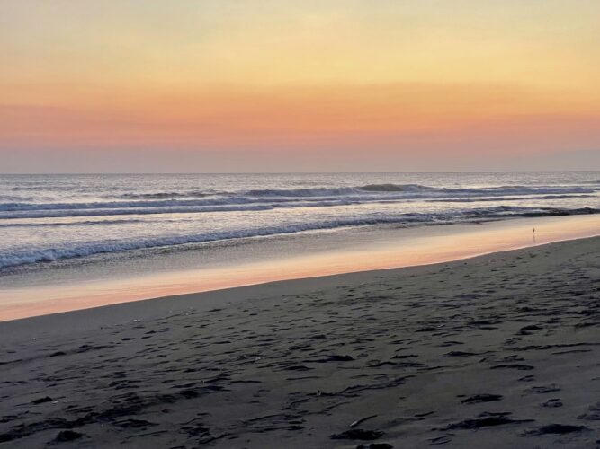 Costa del Pacífico al amanecer; el reporte es del SSN, no de la playa