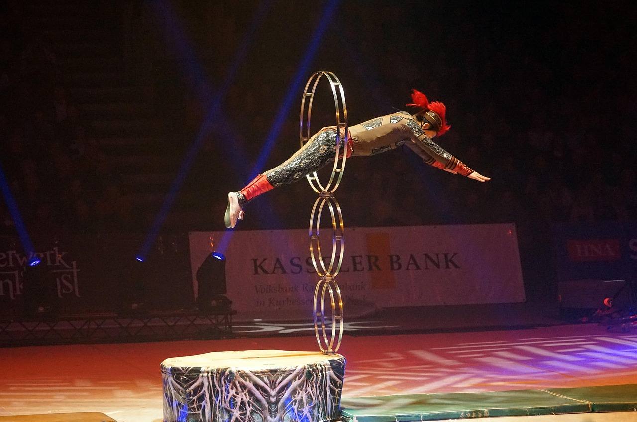 Una función de circo, en el escenario.