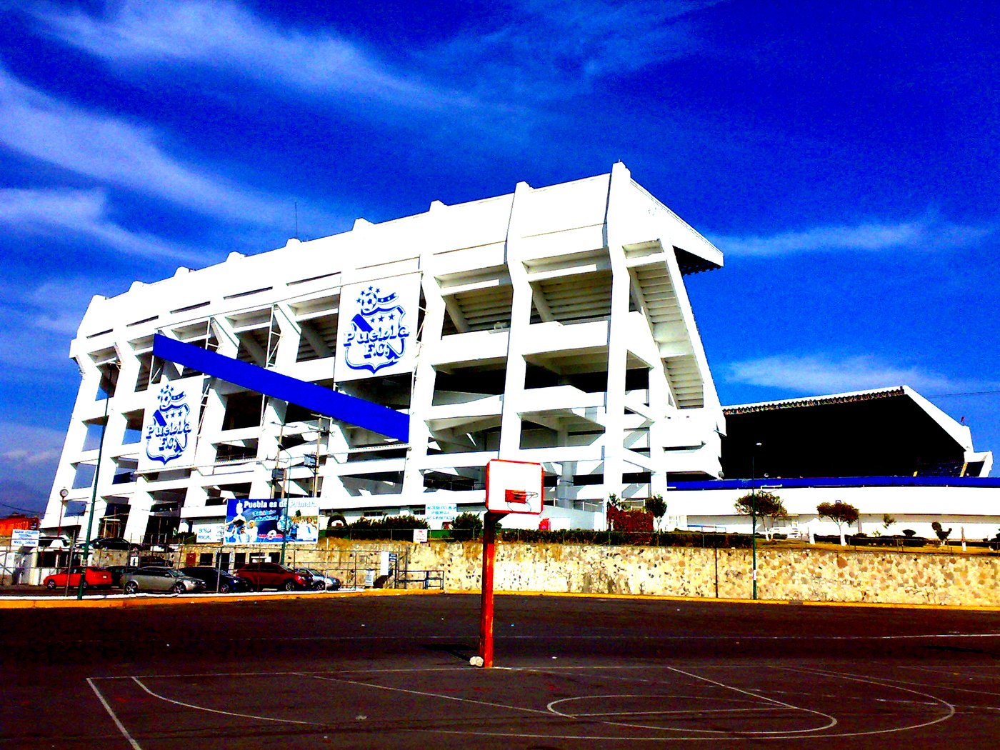 Fachada del Estadio Cuauhtémoc en Puebla, cubierta de colores, a color