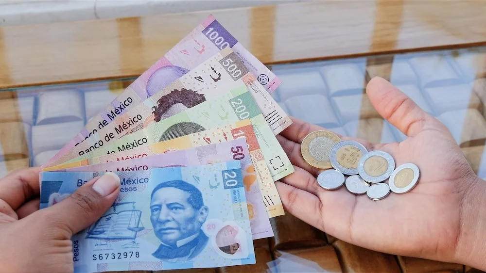 Billetes de peso mexicano en una transacción.