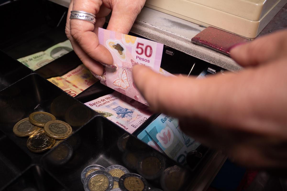 Billetes de peso mexicano en una transacción.