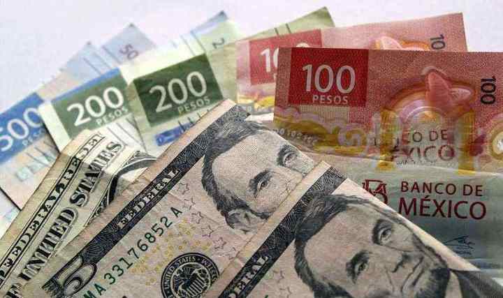 Billetes de peso y de dólar en una transacción.