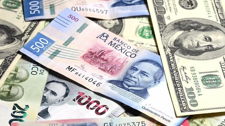 Billetes de pesos mexicanos y de dólares.