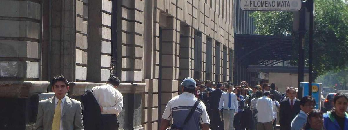 Personas frente al Banco de México.