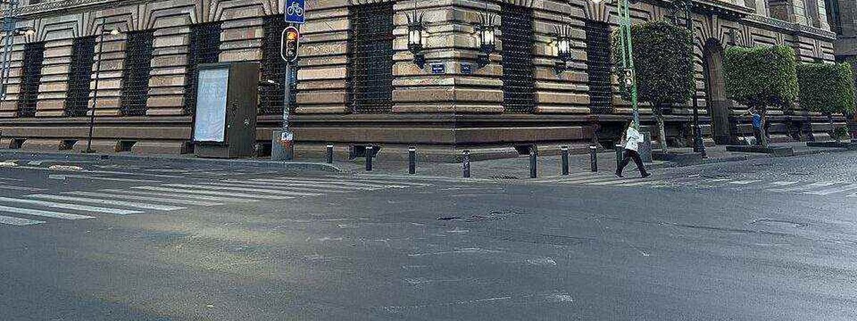 Personas frente al Banco de México.
