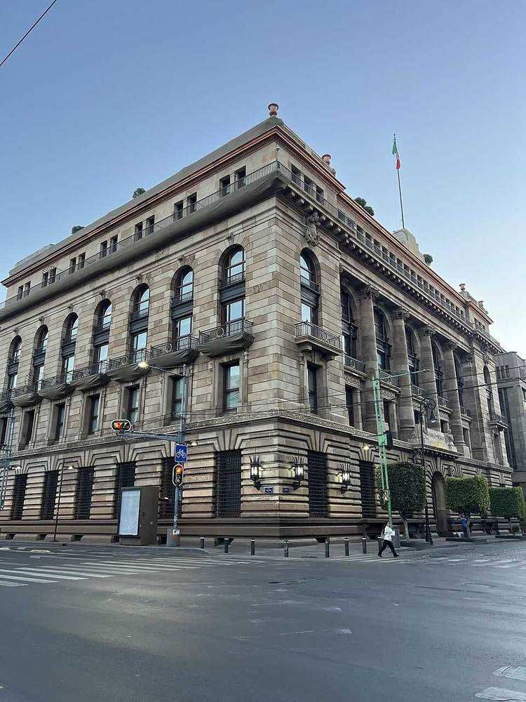 Personas frente al edificio del Banco de México.