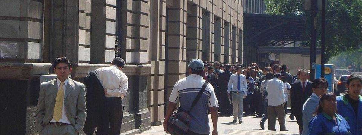 Personas frente al Banco de México.