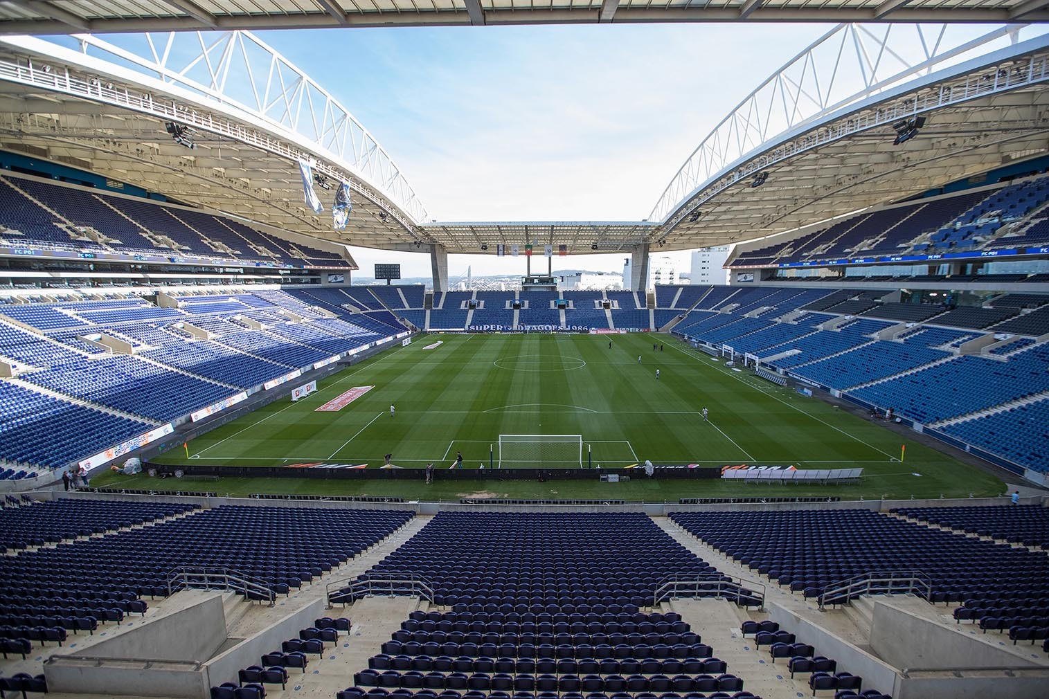 Estádio do Dragão, gradas azules y césped a color