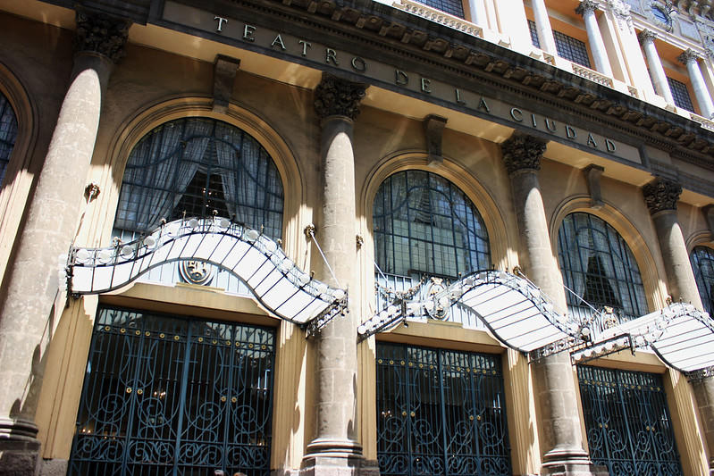 Fachada del Teatro de la Ciudad Esperanza Iris, columnas, marquesinas de cristal y rejas, a color