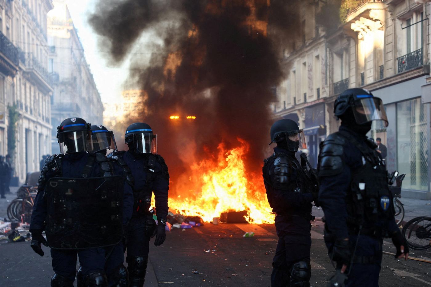 Policías ante un incendio en una calle de París.