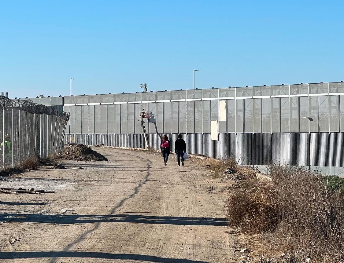 Muro fronterizo México-Estados Unidos, cielo despejado