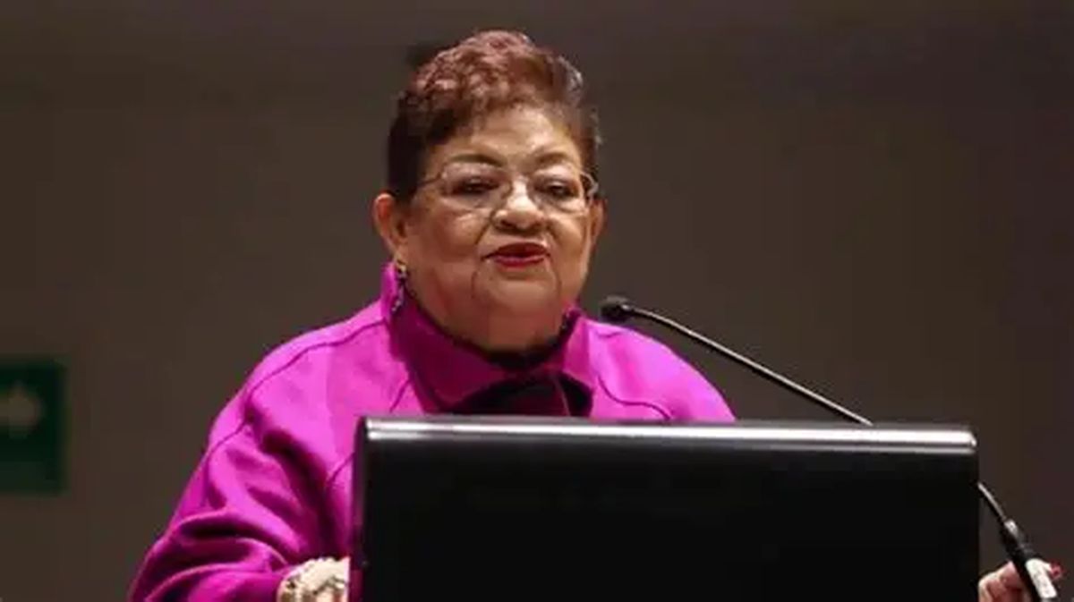 Ernestina Godoy habla frente al micrófono.