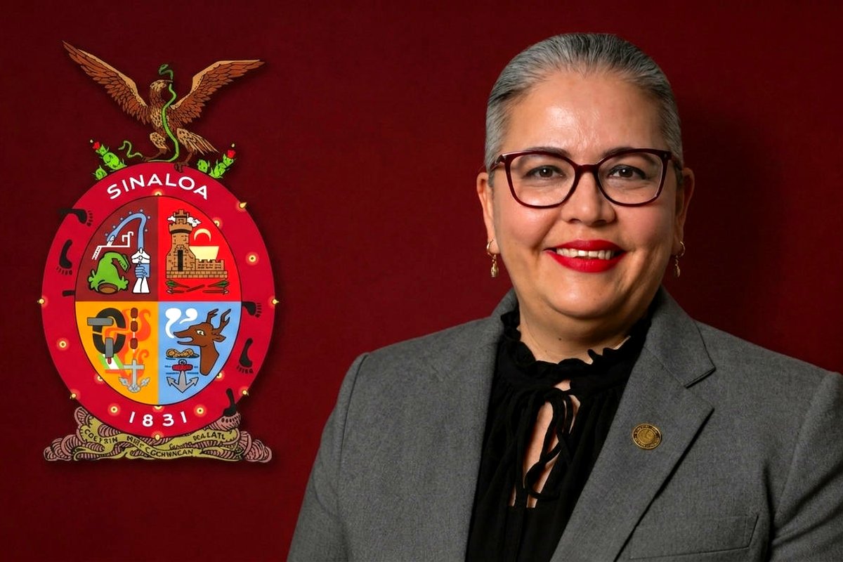 Graciela Domínguez Nava, gobernadora interina de Sinaloa, junto al escudo estatal