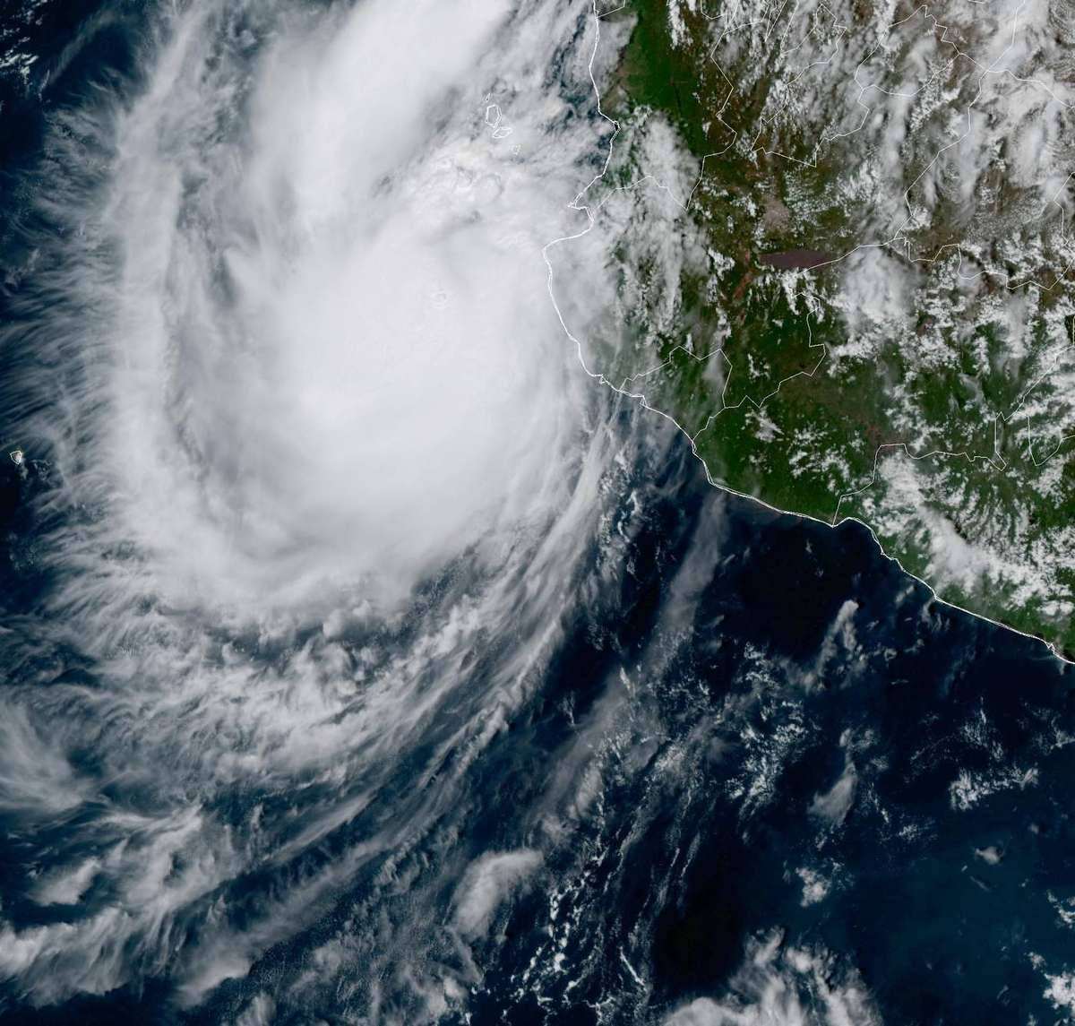 El huracán Simón frente a la costa de Jalisco.