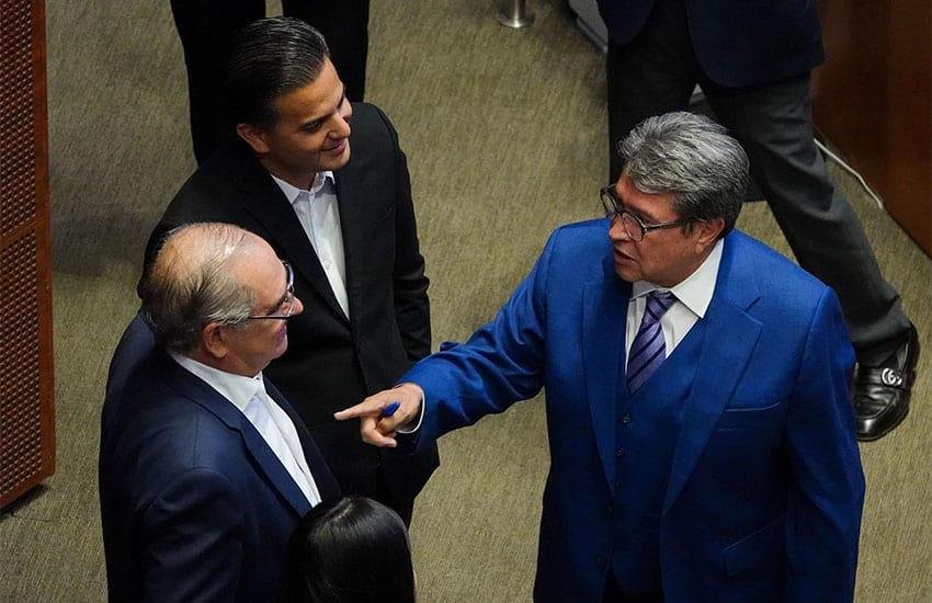 Ricardo Monreal conversa en el pleno de la Cámara de Diputados.
