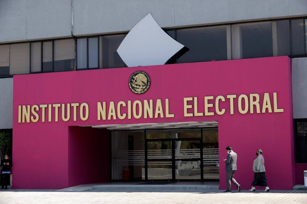 Fachada del Instituto Nacional Electoral en Tlalpan, letrero INE a color