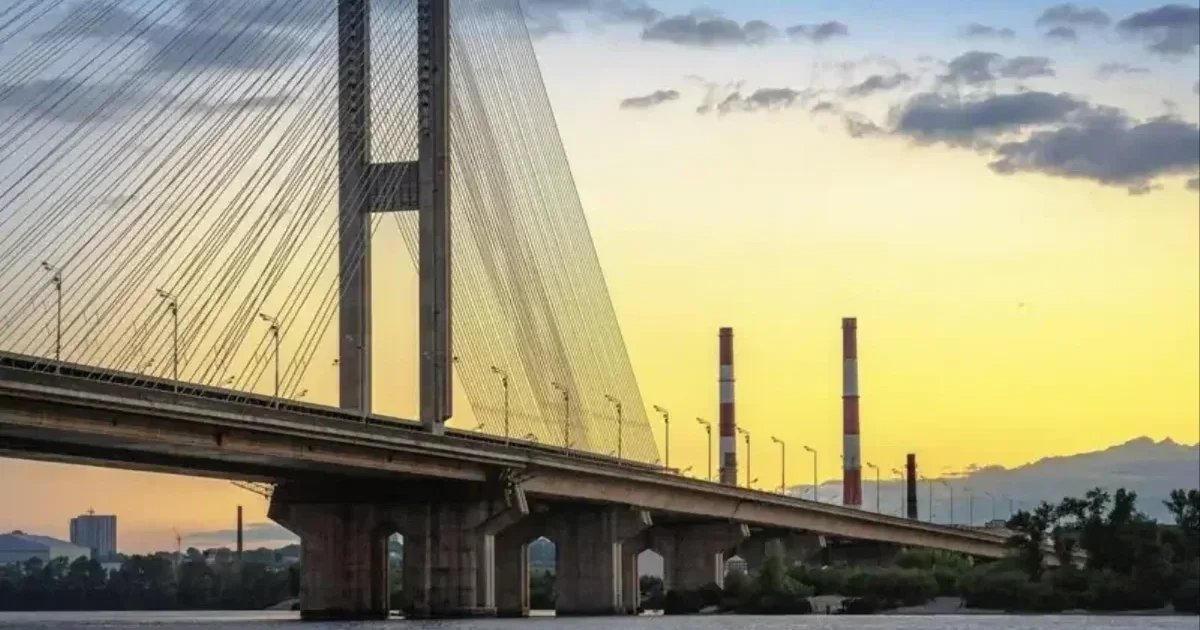 El Puente Sur de Kiev.
