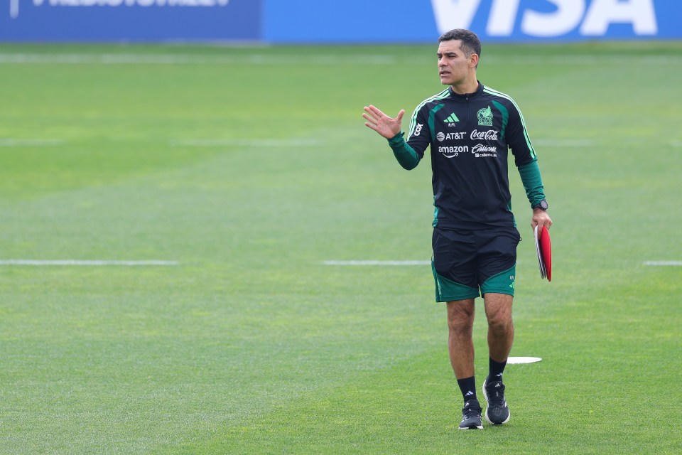 Rafael Márquez, seleccionador de México, en el campo de entrenamiento, con chaqueta verde