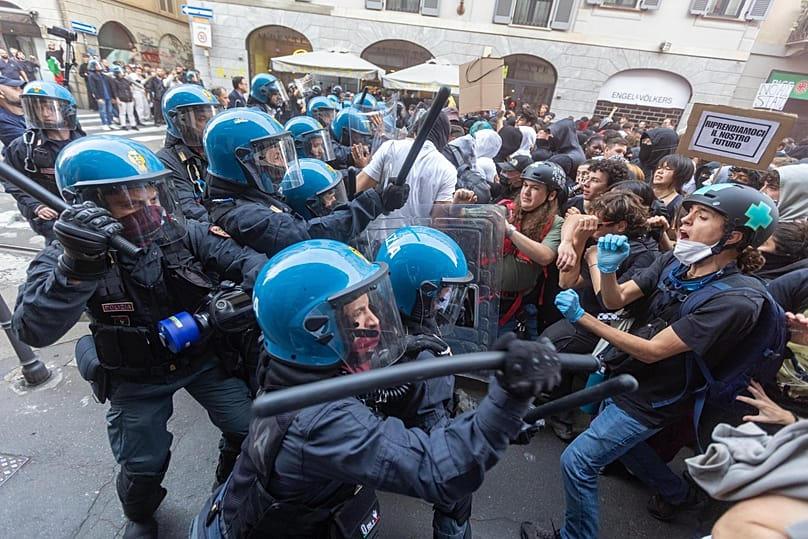 Policías durante los disturbios del fin de semana en Milán.