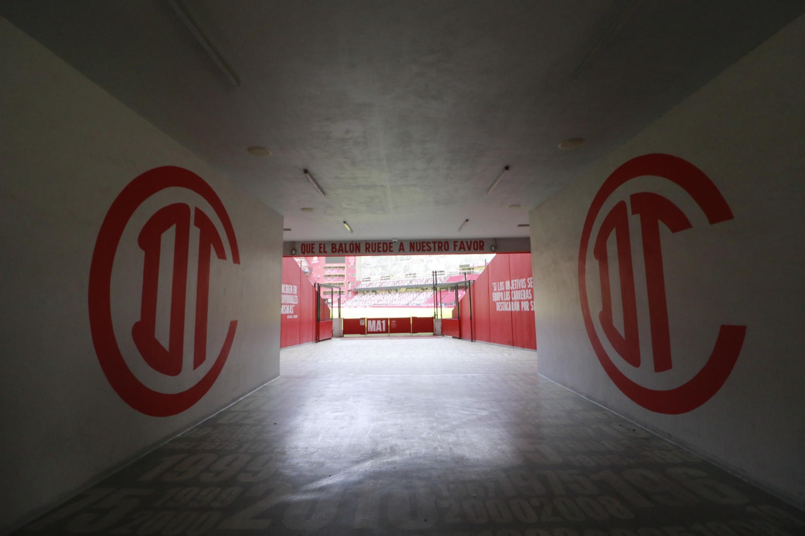 Túnel del Estadio Nemesio Díez, marcas del Toluca a color