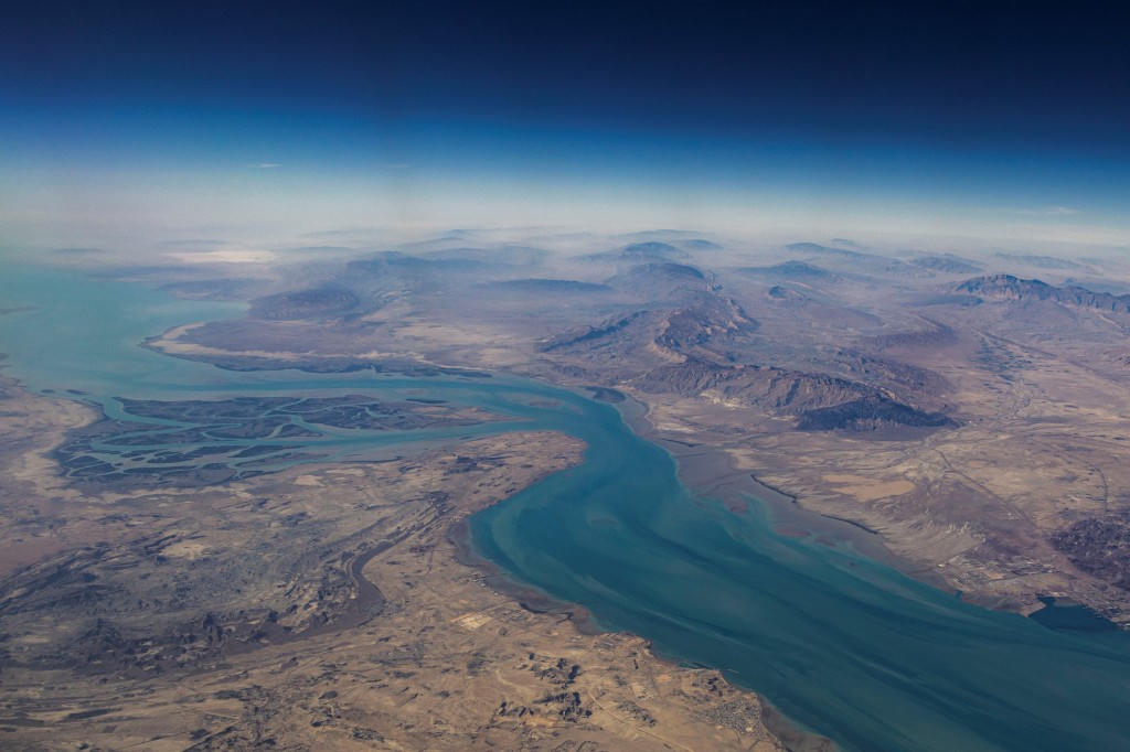Estrecho de Ormuz visto desde el aire, mar y montañas a color