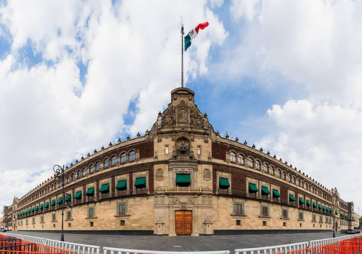 Fachada de Palacio Nacional a color, sin figura presidencial