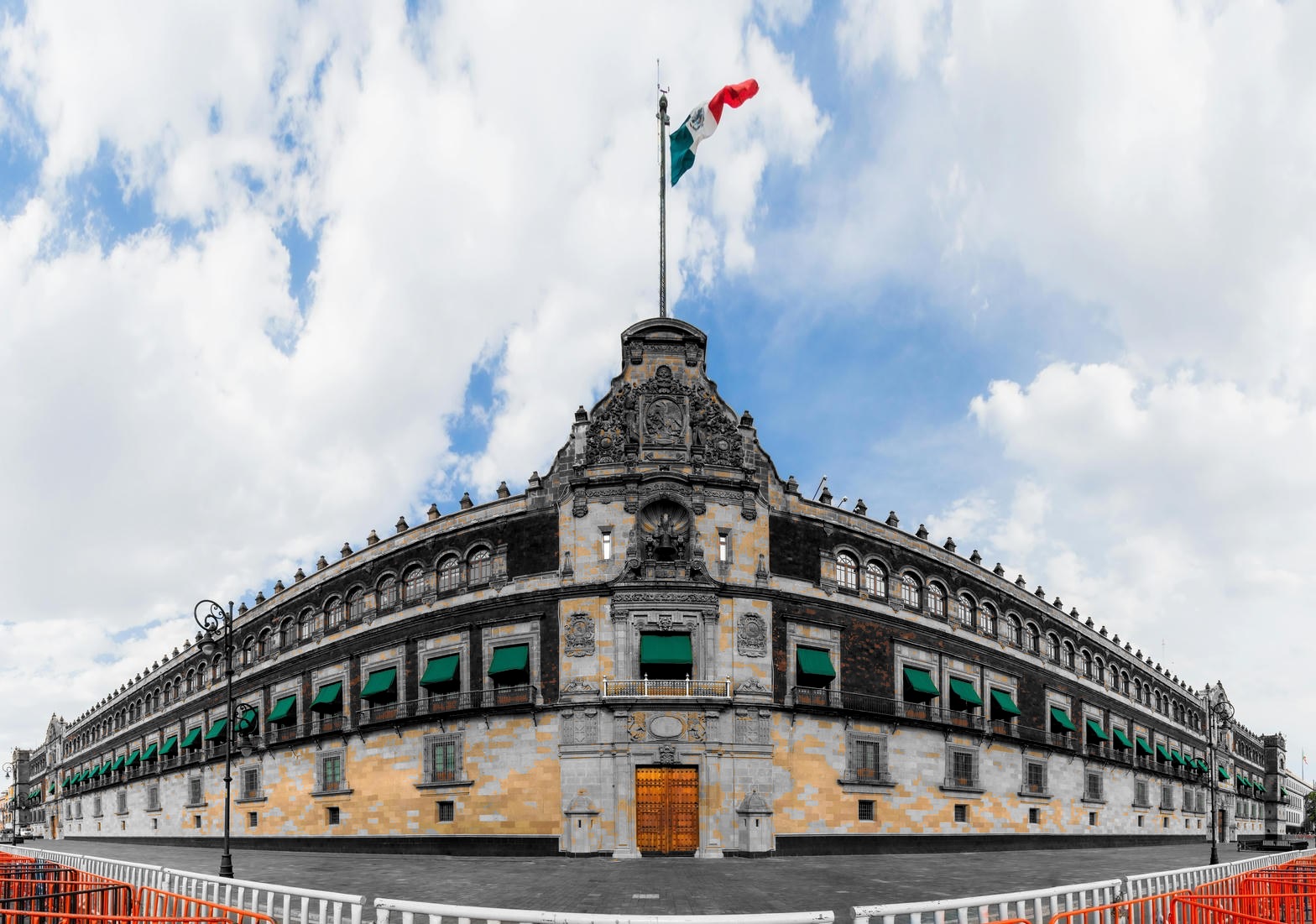 Fachada de Palacio Nacional a color, bandera a color; sin figura presidencial recortable. Distintivo de portada: no hay personaje en escala de grises recortable.