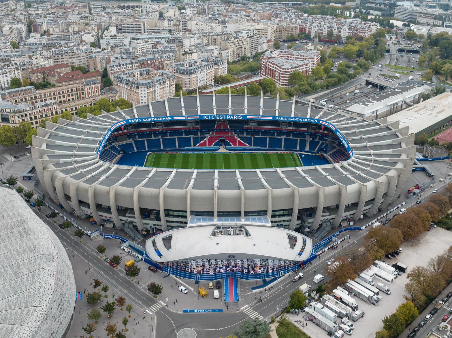 Estadio europeo aéreo, anillo de graderío y césped a color