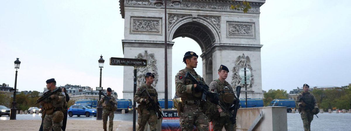 Soldados franceses, en el Arco del Triunfo.