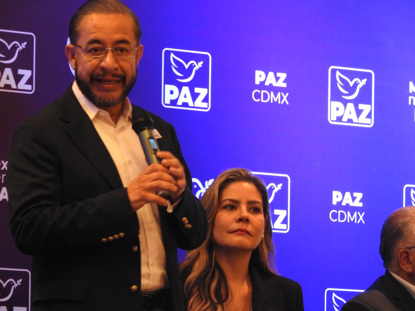 Hugo Eric Flores Cervantes, presidente nacional de PAZ, y Romy Barberi Gómez, presidenta en la Ciudad de México.
